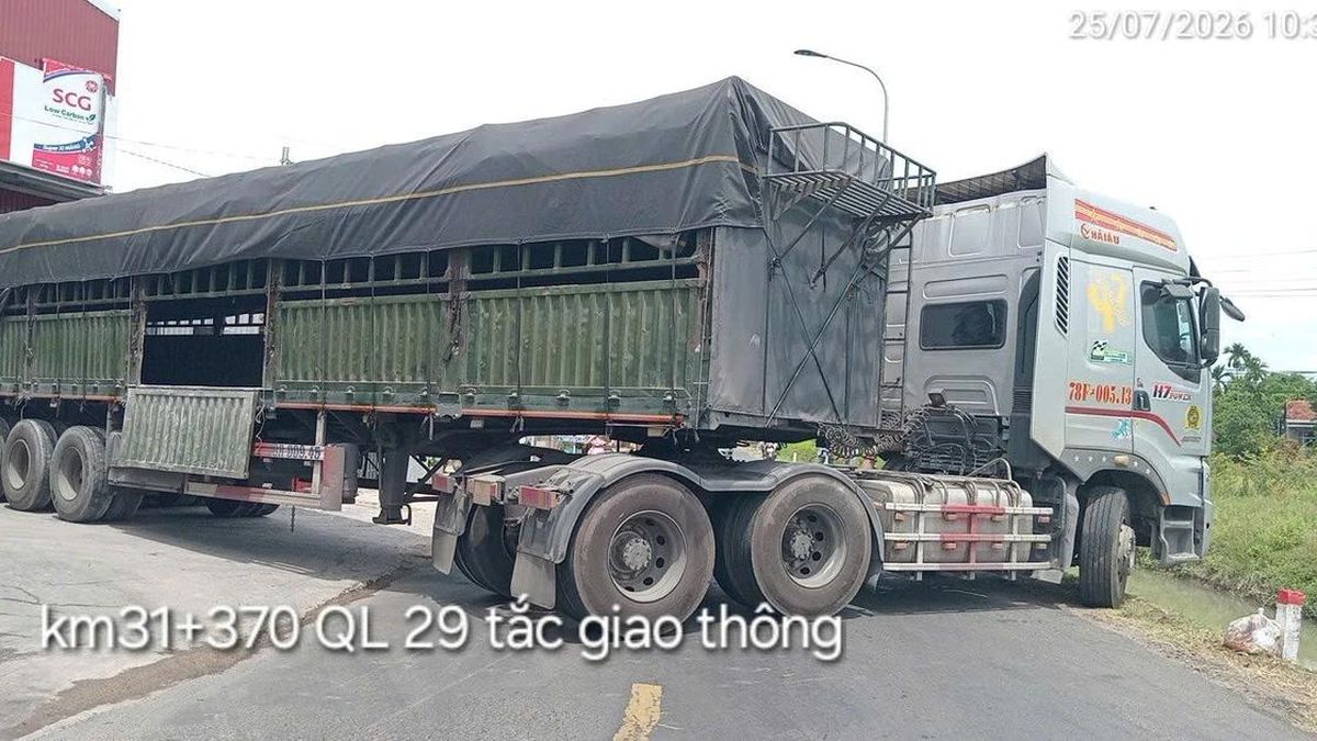 Xử lý tài xế đầu kéo gây ùn tắc giao thông trên quốc lộ 29 - Báo Công An Nhân Dân