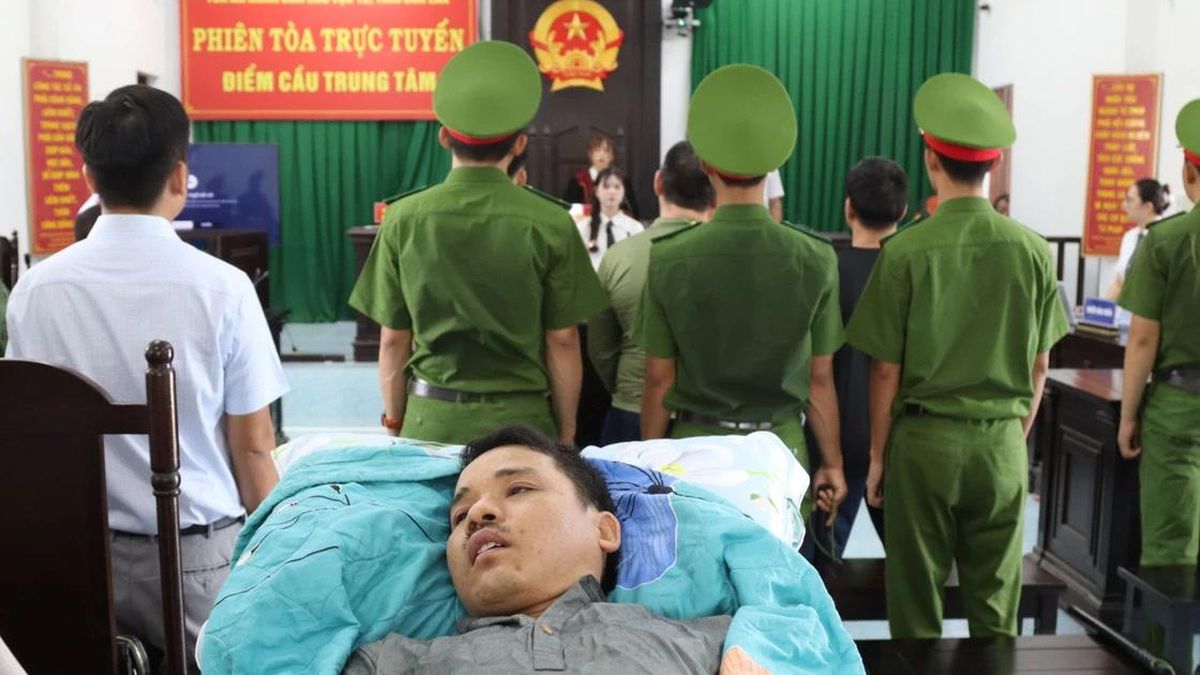 Nạn nhân vụ 'bị đánh đến thân tàn ma dại' ở Đắk Lắk nằm trên cáng dự tòa - Báo Tiền Phong