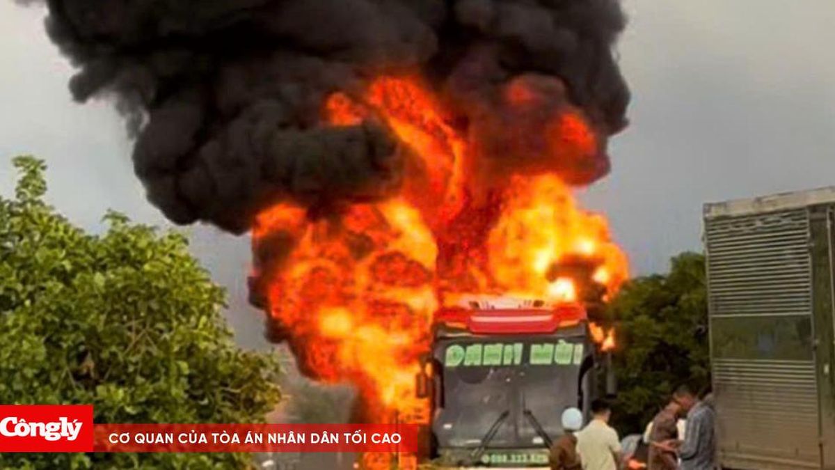 Xe khách bất ngờ bốc cháy trơ khung trên đường Hồ Chí Minh - Báo Công Lý