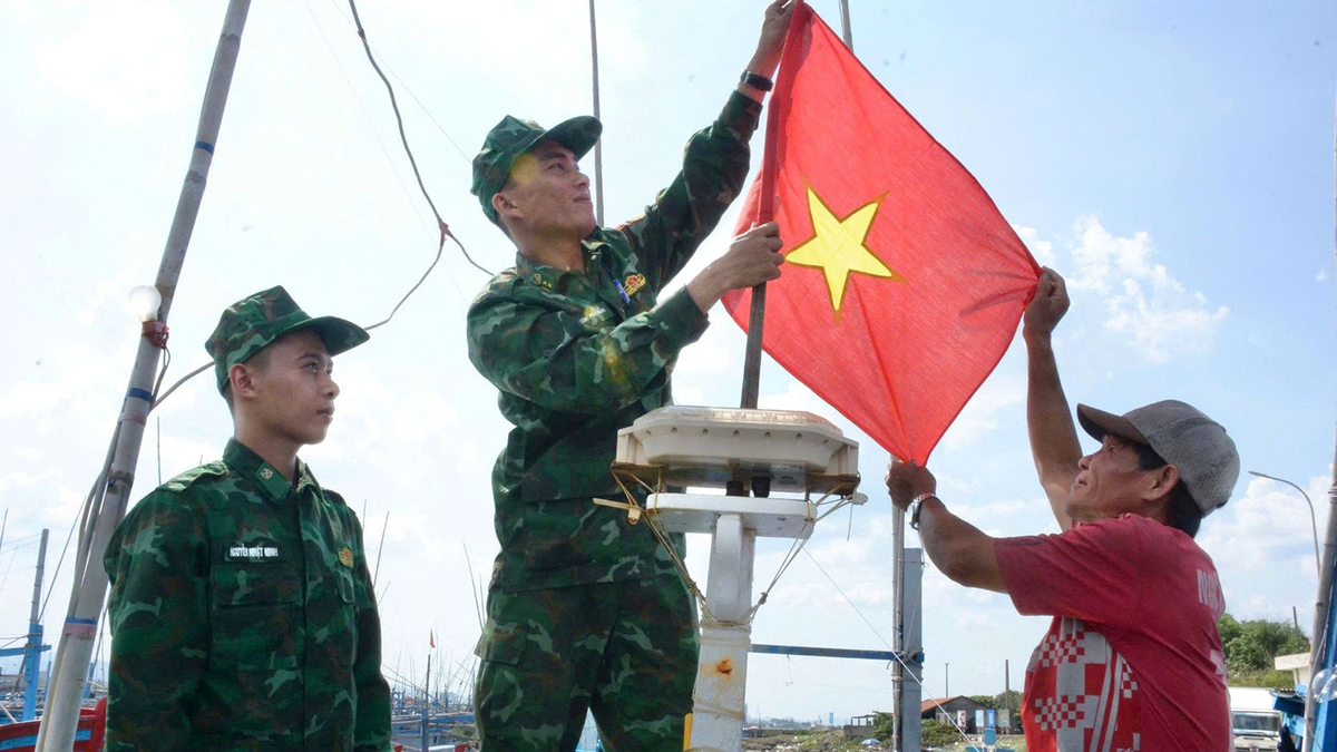 Điểm tựa để ngư dân vươn khơi, bám biển - Báo Quân Đội Nhân Dân