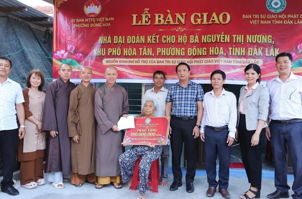 Đắk Lắk: Ban Trị sự GHPGVN tỉnh bàn giao nhà Đại đoàn kết tại phường Đông Hòa - Giác ngộ