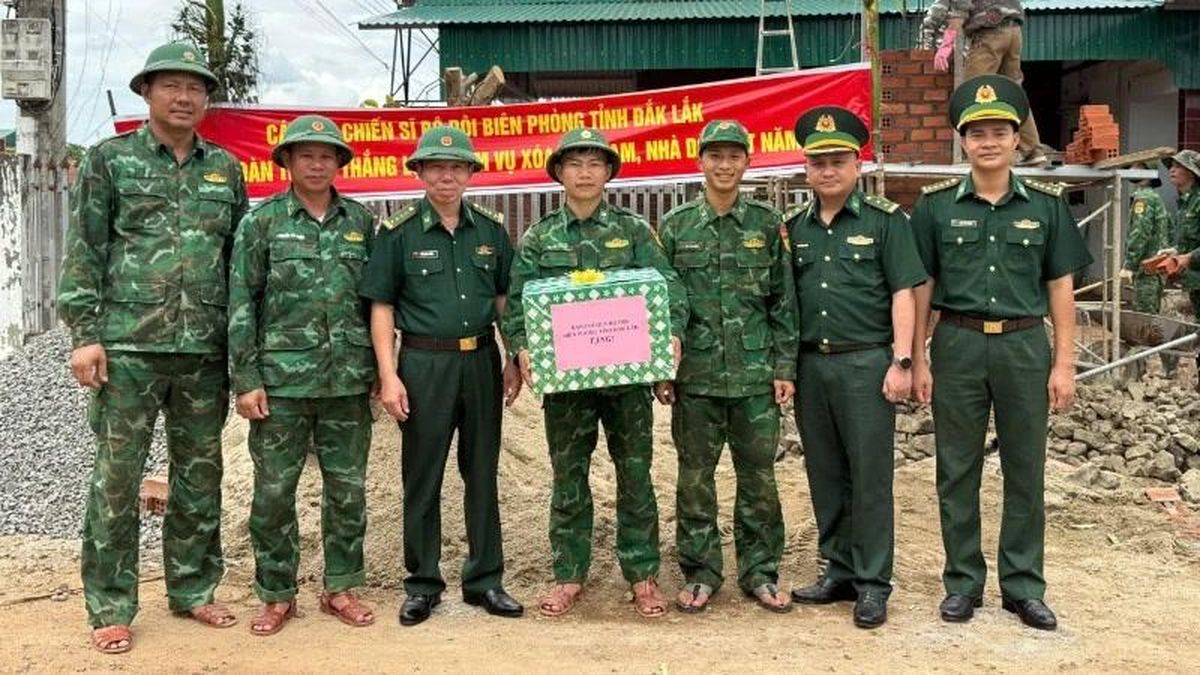Động viên cán bộ, chiến sĩ đẩy nhanh tiến độ sửa chữa nhà ở cho gia đình chính sách ở Đắk Lắk - Báo Nhân Dân