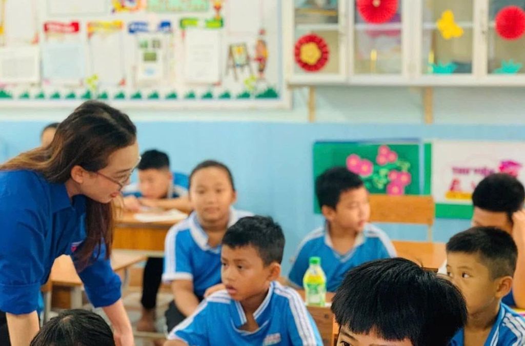 'Thầy, cô áo xanh' tạo hứng khởi học tiếng Anh cho trẻ vùng sâu - Báo Tiền Phong