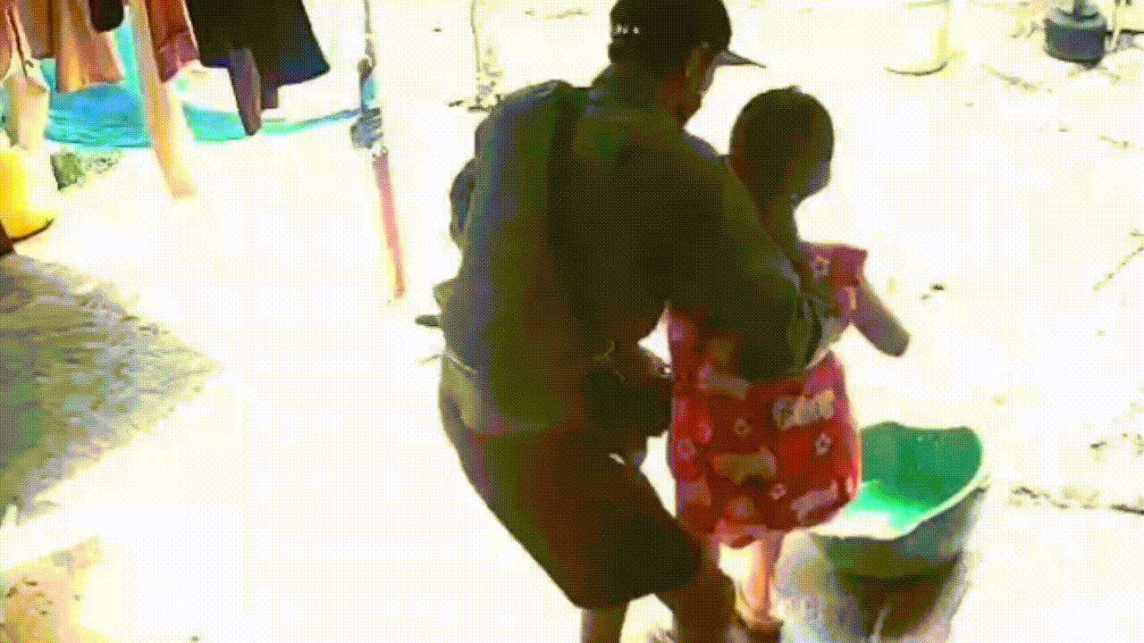 Vụ bé gái bị người lạ vào nhà bế đi: Gia đình kể việc bất thường - Báo Tiền Phong