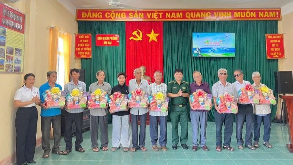 Chương trình 'Hành trình ấm tình biên giới' tặng nhiều phần quà cho gia đình chính sách và học sinh Đắk Lắk - Báo Nhân Dân