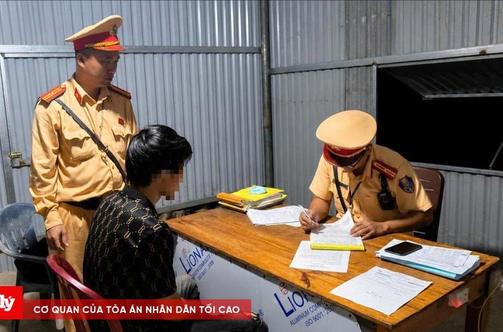 CSGT xuyên đêm test ma túy tài xế container chở sầu riêng - Báo Công Lý