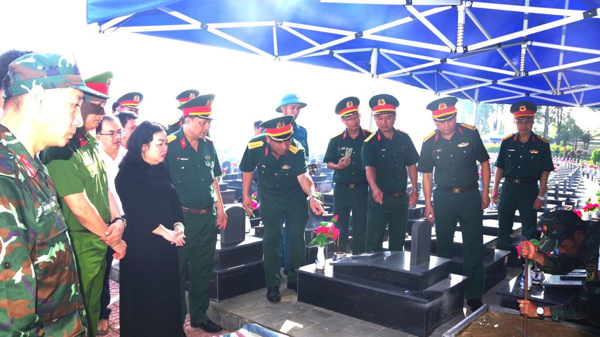 Lấy mẫu hài cốt liệt sĩ chưa xác định được thông tin tại các nghĩa trang liệt sĩ tỉnh Đắk Lắk - Báo Quân Đội Nhân Dân