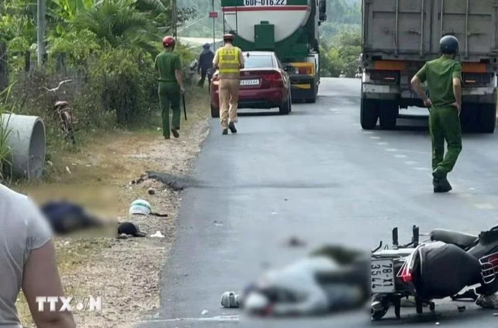 Va chạm giữa xe đầu kéo và môtô tại Đắk Lắk khiến hai người thương vong - Báo VietnamPlus