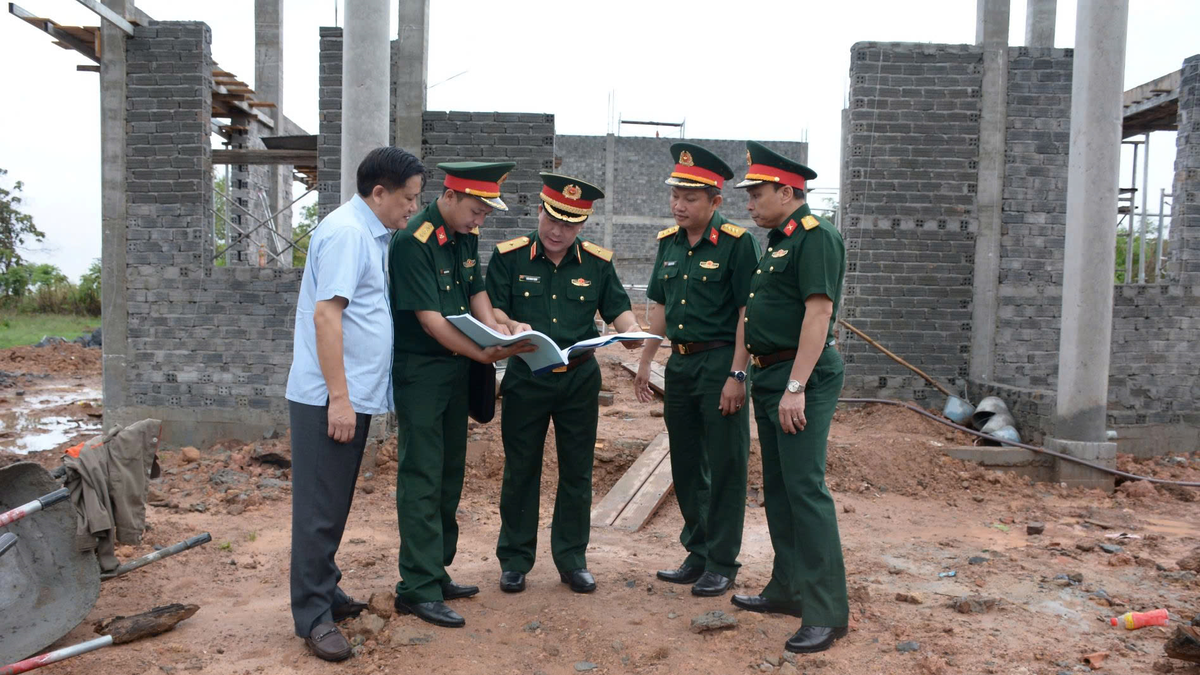 Bộ đội chung tay xây nhà cộng đồng tặng đồng bào - Báo Quân Đội Nhân Dân