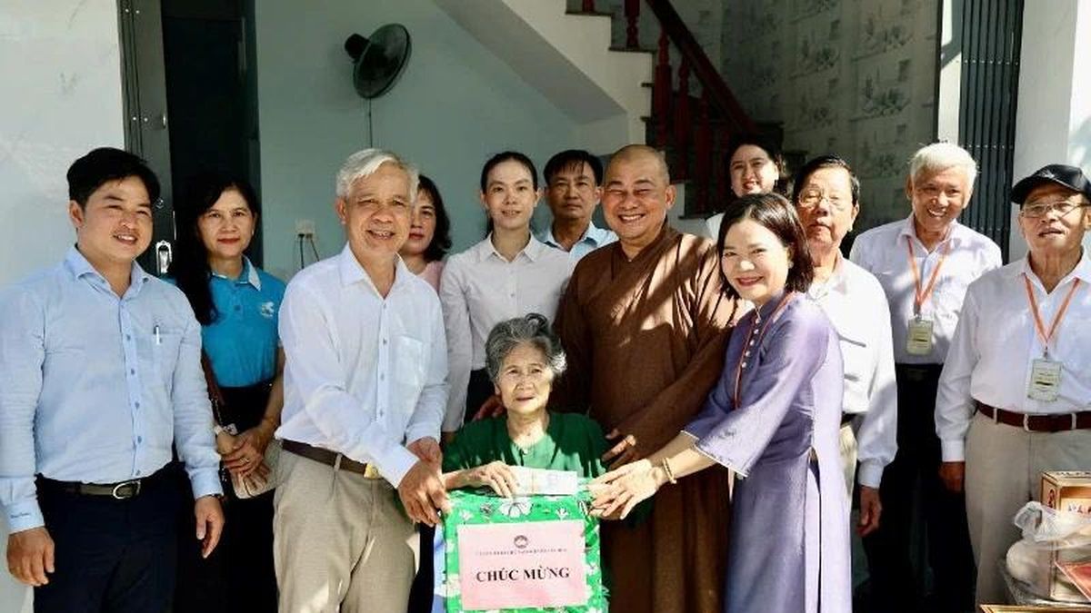 Chùa Sắc tứ Khải Đoan (tỉnh Đắk Lắk) tặng nhà Đại đoàn kết đến hộ nghèo tại phường Tuy Hòa - Giác ngộ