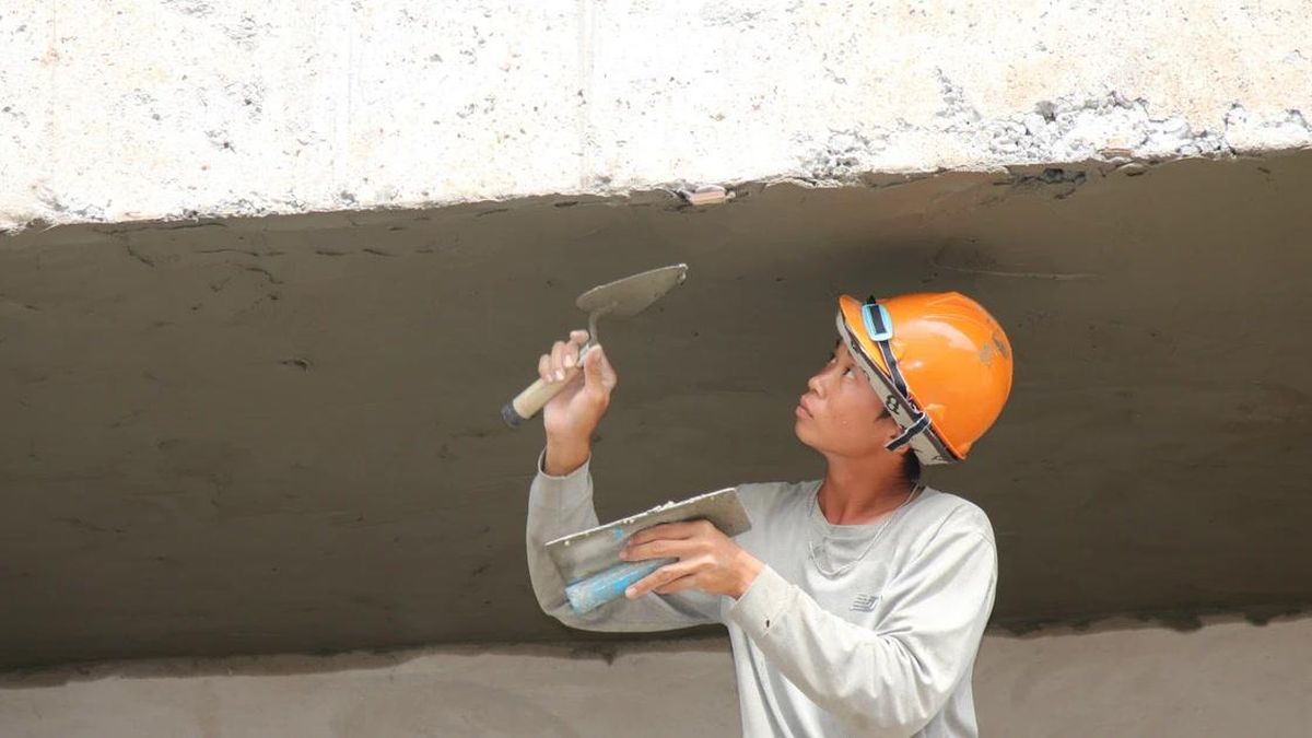 Vượt nắng gió, những người thợ từng ngày hoàn thiện công trình cho trò vùng biên - Báo Giáo Dục & Thời Đại