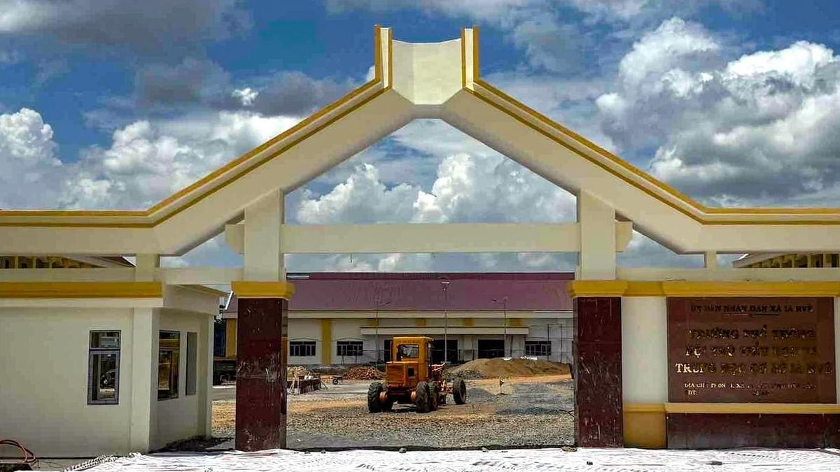 Học sinh xã biên giới ở Đắk Lắk đi học trên 15km được hỗ trợ 240.000 đồng/tháng - Báo VietnamNet