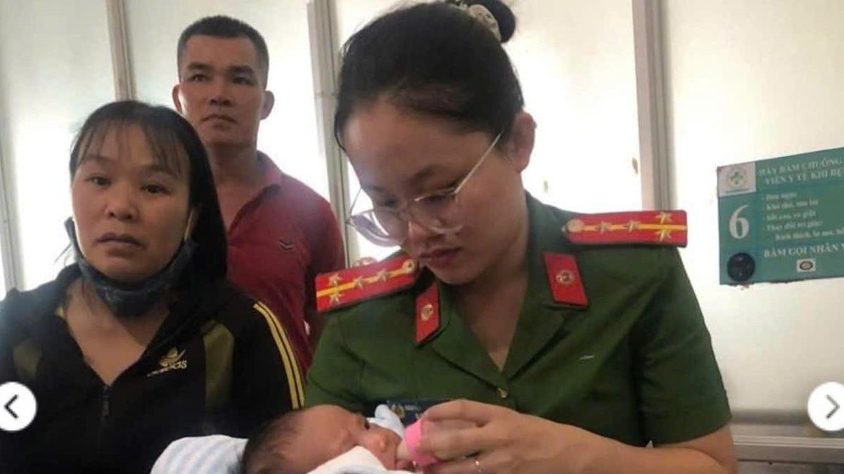 Người nhặt phế liệu bất ngờ thấy bé gái 2 tháng tuổi trong giỏ nhựa ven đường - Báo VietnamNet
