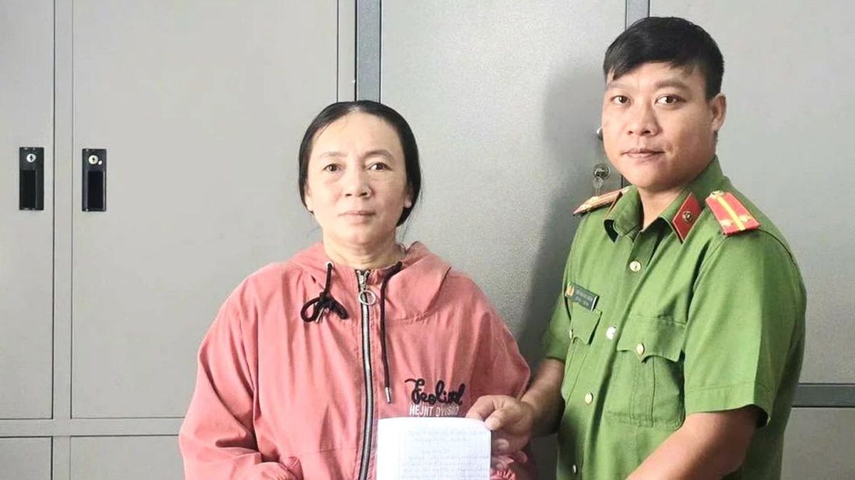 Trong đêm tối, Công an xã tìm kiếm chiếc nhẫn người phụ nữ đánh rơi - Báo Công An Nhân Dân