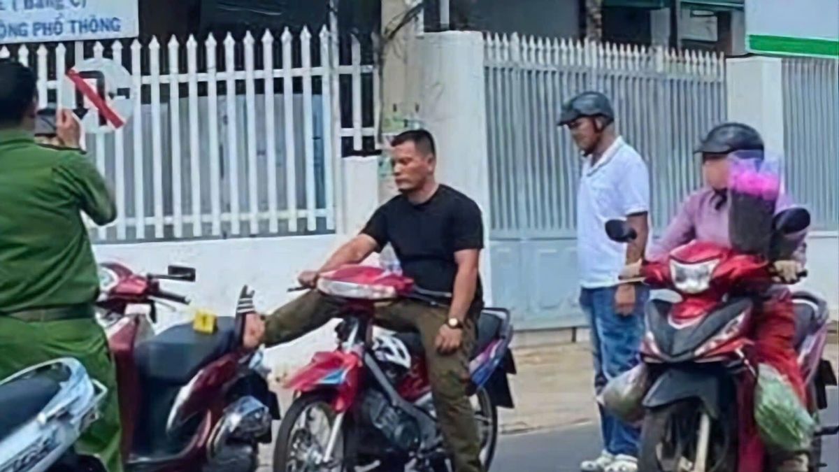 Tạm giữ hình sự đối tượng đạp ngã người đàn ông đang chạy xe máy ở Đắk Lắk - Báo VTC News