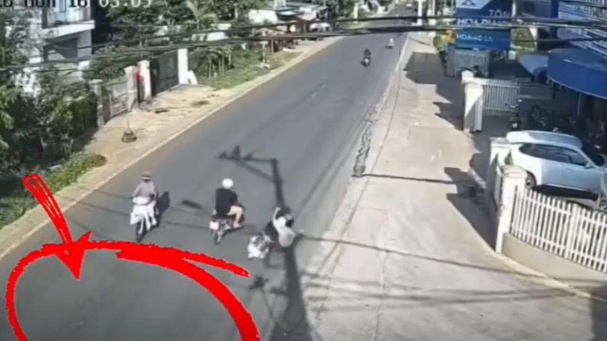 Người đàn ông bất ngờ đạp ngã người đi xe máy giữa đường gây phẫn nộ - Báo Sức Khỏe & Đời Sống