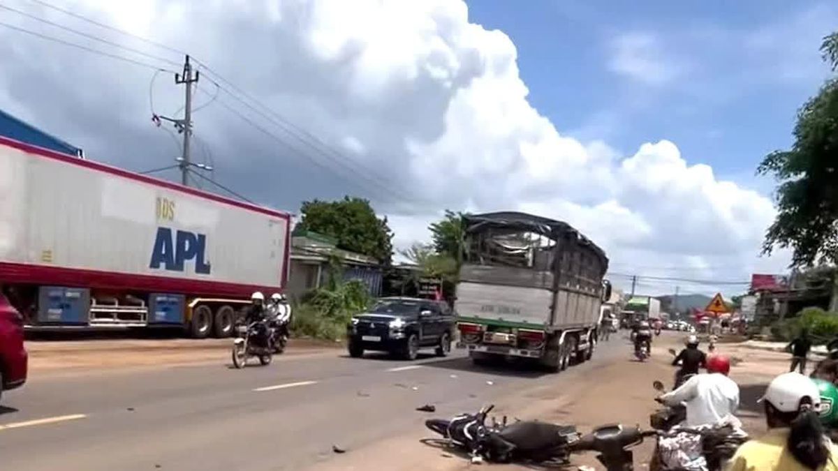 Xe tải tông xe máy, một người tử vong - Báo Tiền Phong