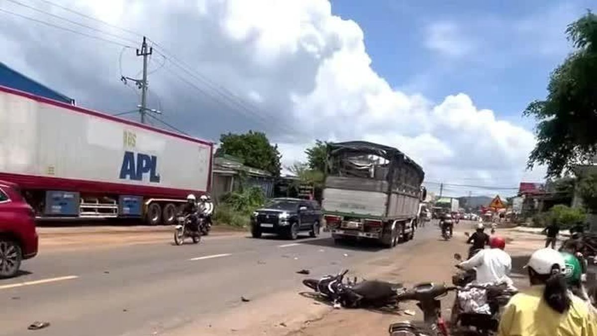 Xe tải va chạm xe máy tại Đắk Lắk làm hai người thương vong - Báo VietnamPlus