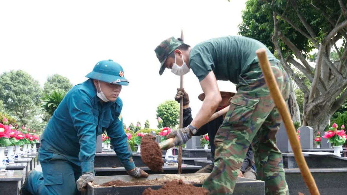Lấy mẫu hài cốt liệt sĩ tại nghĩa trang lớn nhất tỉnh Đắk Lắk - Báo Công An Nhân Dân