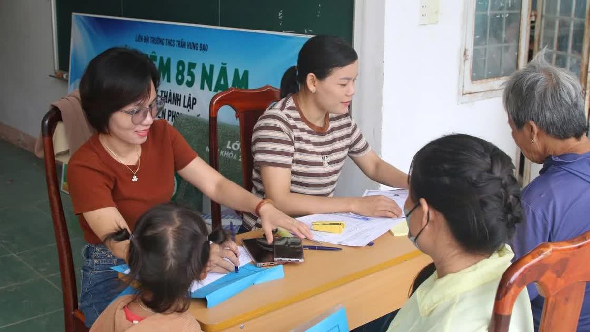 Tuyển sinh đầu cấp trường vùng biên, giáo viên 'gõ cửa' từng nhà - Báo Giáo Dục & Thời Đại
