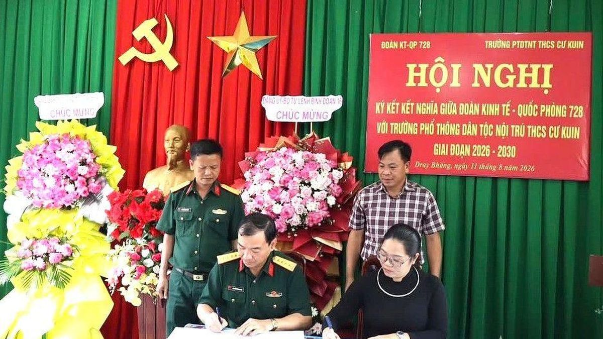 Đoàn Kinh tế - Quốc phòng 728: Tăng cường kết nghĩa với trường Phổ thông dân tộc nội trú Cư Kuin - Báo Quân Đội Nhân Dân