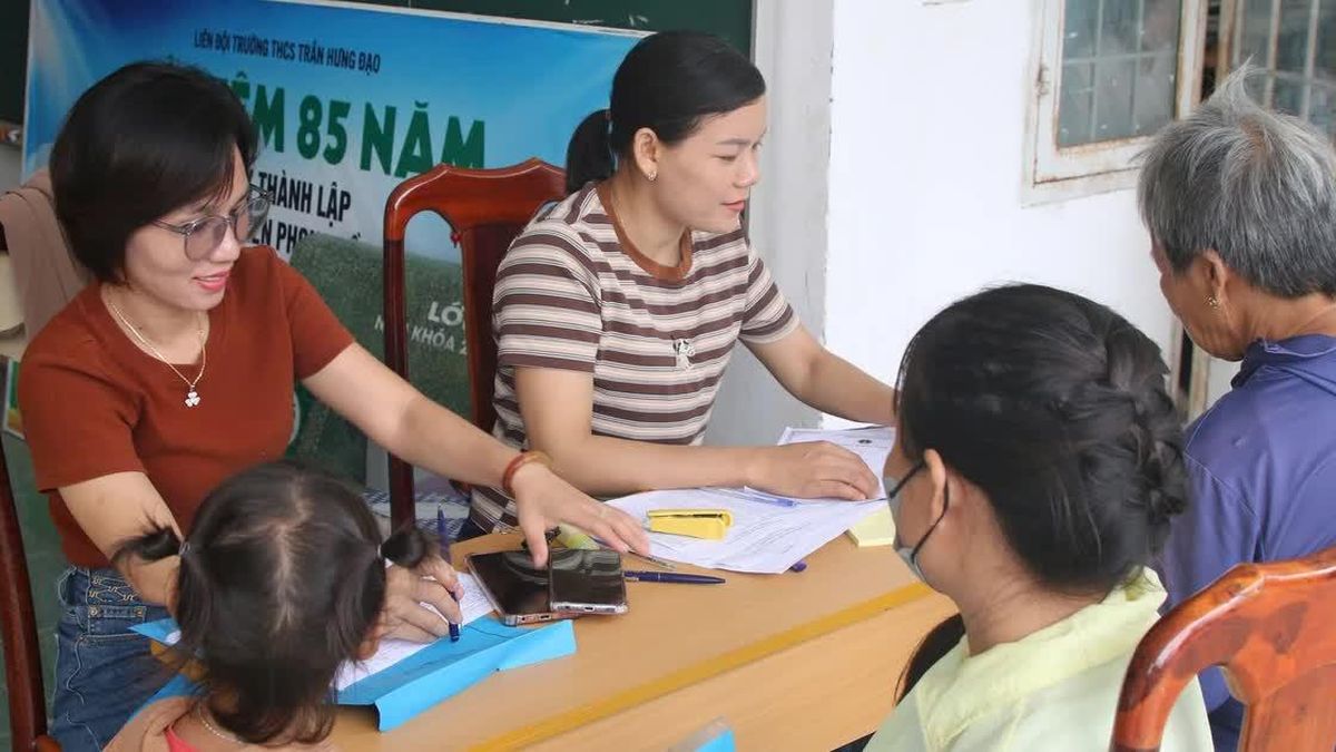 Thầy cô giáo vùng biên giới Đắk Lắk chung tay đưa học sinh đến trường - Báo Công An Nhân Dân