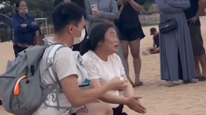 Cha mẹ người Trung Quốc khóc nghẹn tìm con trai bị sóng cuốn trôi ở Tuy Hòa - Báo Tiền Phong