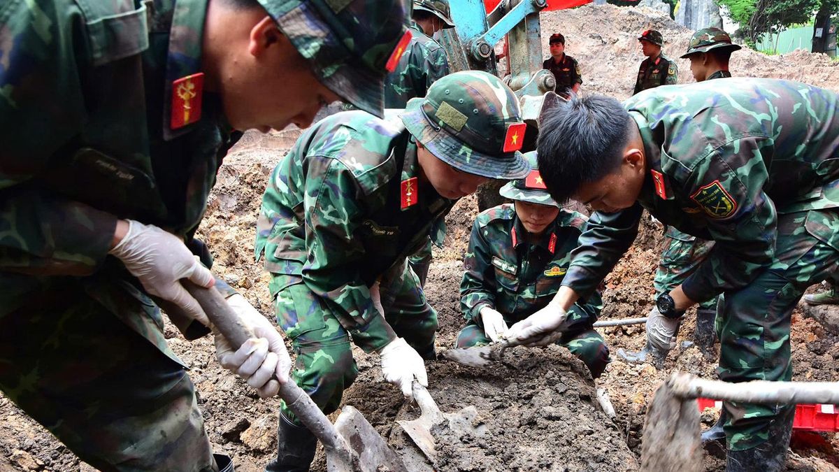 Tiếp tục tìm thấy 18 hài cốt liệt sĩ và 12 di vật tại công viên Lê Thị Riêng - Báo VietnamNet