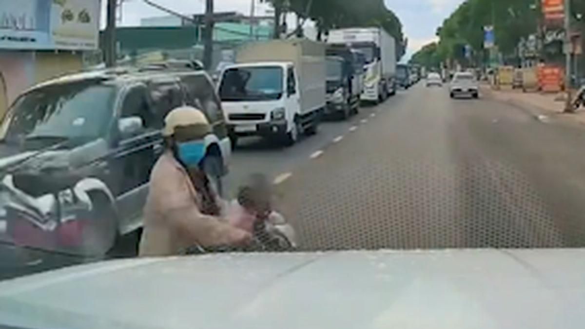 Bất ngờ cắt ngang dòng xe chờ đèn đỏ, người phụ nữ đi xe máy chở trẻ nhỏ bị tông trúng - Báo Xây Dựng
