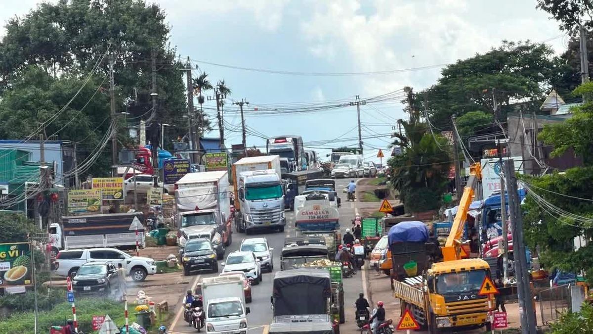 Lực lượng Cảnh sát giao thông Đắk Lắk nỗ lực bảo đảm an toàn giao thông dịp Lễ hội Sầu riêng 2026 - Báo Nhân Dân