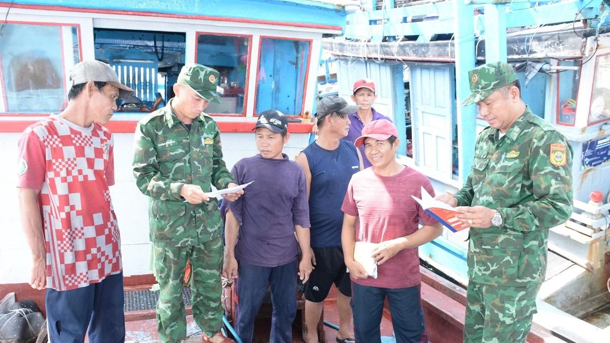 Bộ đội Biên phòng đồng hành với ngư dân vươn khơi - Báo Quân Đội Nhân Dân