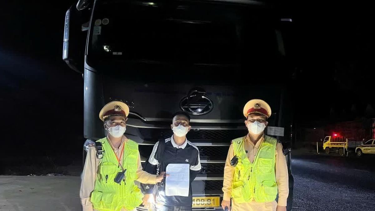 Kiểm tra đột xuất, phát hiện tài xế xe đầu kéo dương tính với ma tuý - Báo Công An Nhân Dân