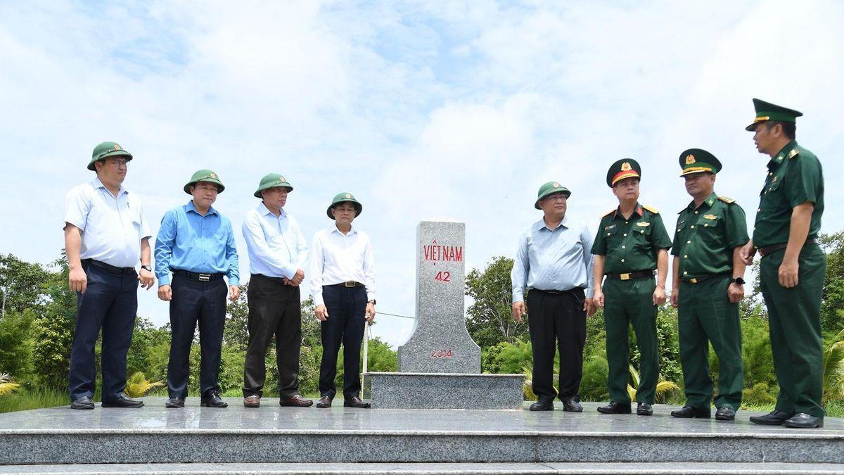 Đoàn công tác Văn phòng Trung ương Đảng khảo sát tình hình tại Ea Bung (tỉnh Đắk Lắk) - Báo Quân Đội Nhân Dân