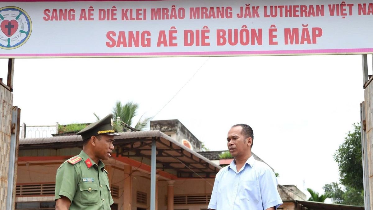 Trung tá công an người Ê Đê: Gần dân, hóa giải những mầm mống bất an ở buôn làng - Báo VietnamNet
