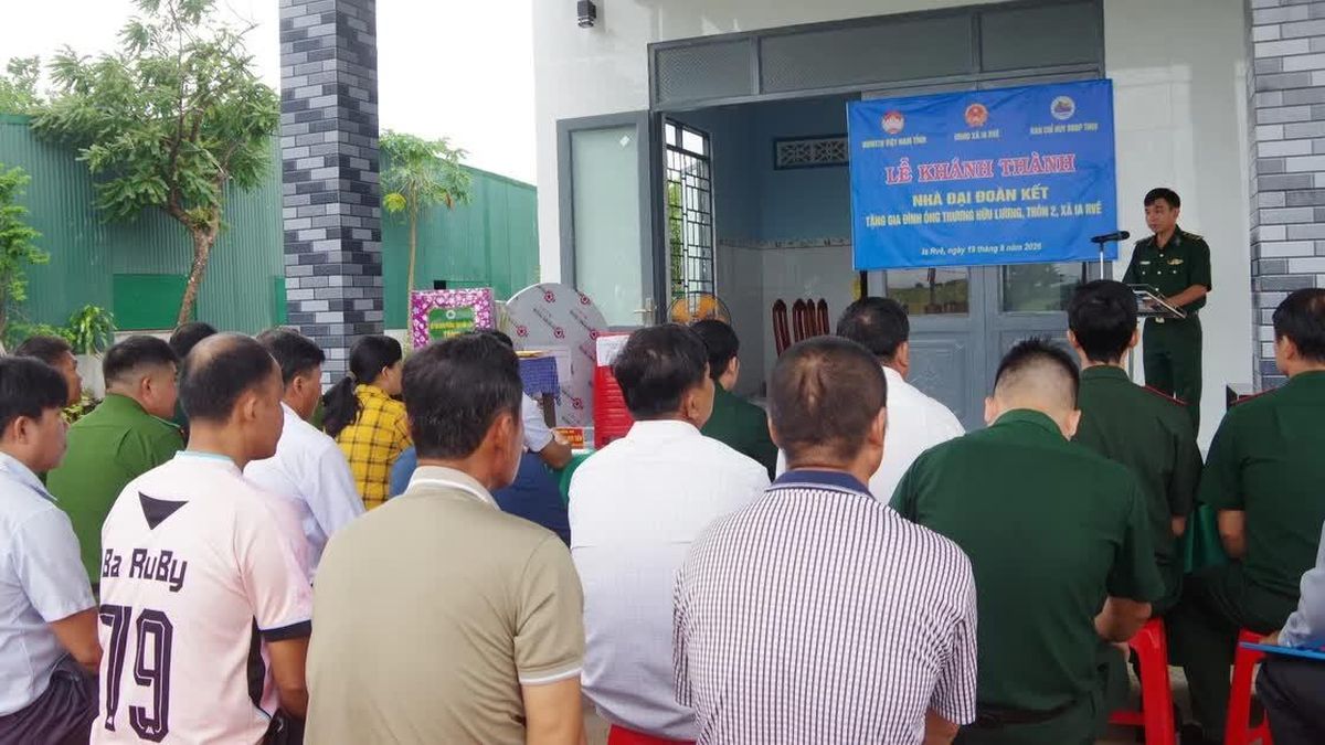 Khánh thành và bàn giao 'Nhà Đại đoàn kết' tặng hộ gia đình có hoàn cảnh khó khăn ở xã biên giới tỉnh Đắk Lắk - Báo Nhân Dân