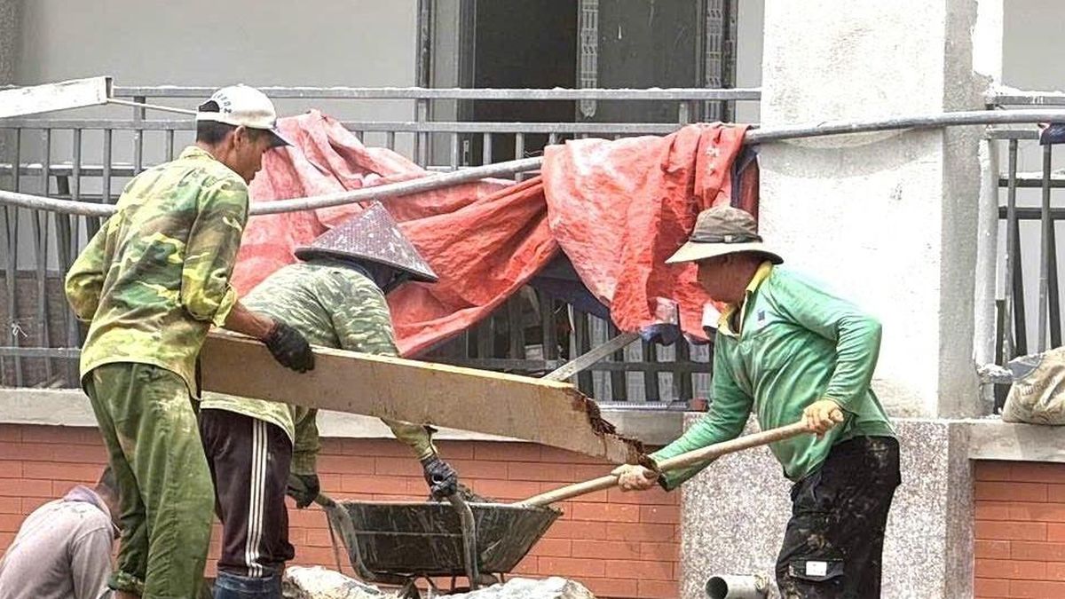 Duy trì 150 công nhân, đưa giải pháp cấp bách hoàn thành trường nội trú liên cấp Ia Lốp - Báo VietnamNet