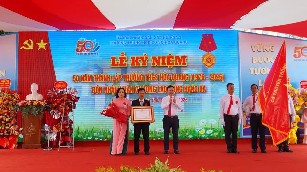 Trường THCS Hòa Quang đón nhận Huân chương Lao động hạng Ba - Báo Giáo Dục & Thời Đại