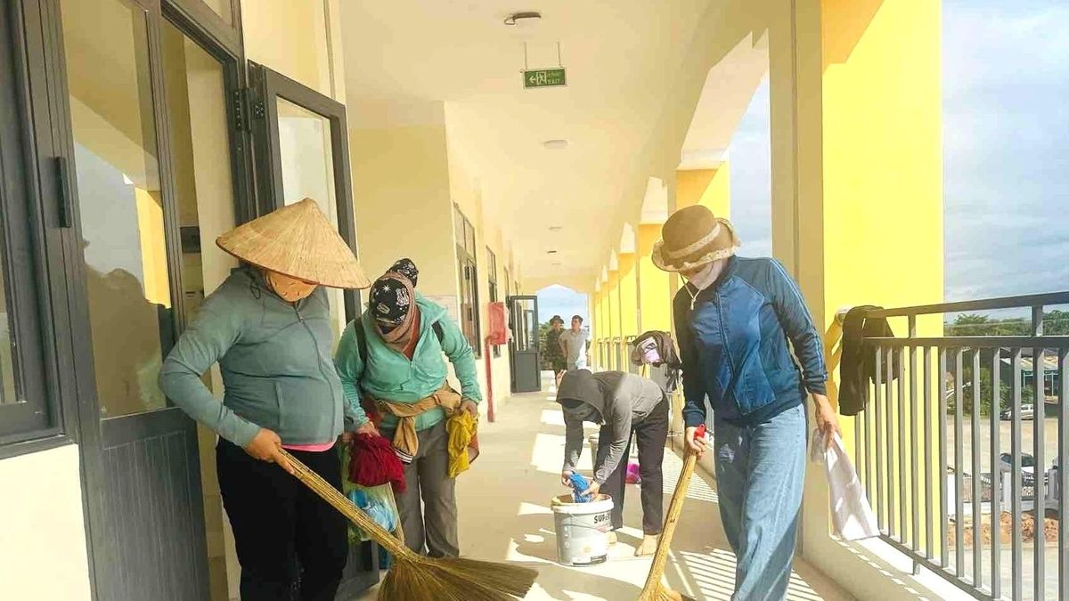 Thầy cô vùng biên tất bật chỉnh trang lớp học, sẵn sàng cho ngày khai giảng - Báo VietnamNet