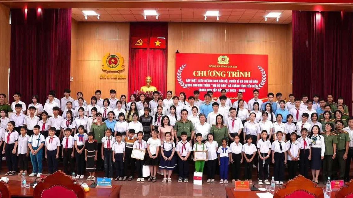 Матери-наставницы из полиции Gia Lai поддерживают 163 сирот в рамках программы «Мать-покровитель»