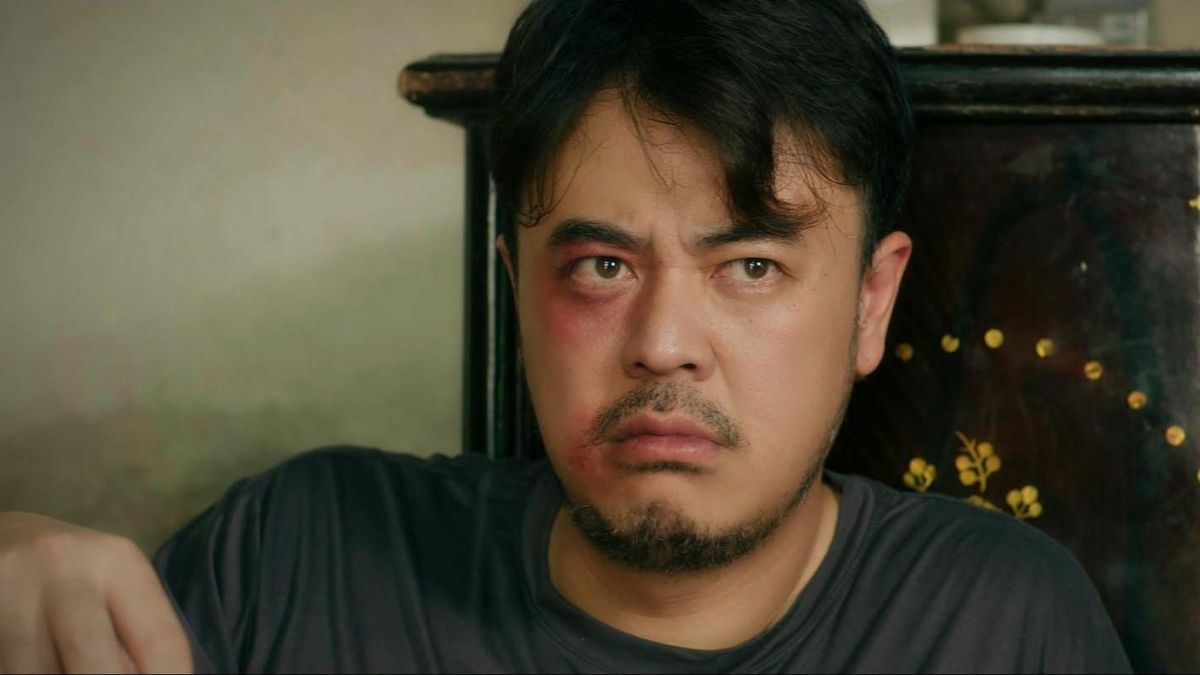 MC Tuấn Tú «избила» коллегами в новой роли домашнего тирана в фильме «Девушки из деревенской команды»