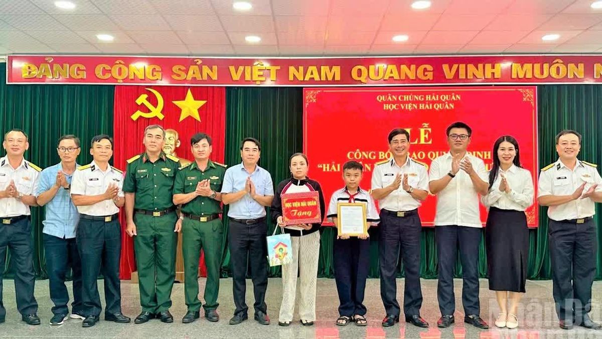 Học viện Hải quân nhận đỡ đầu con ngư dân có hoàn cảnh khó khăn - Báo Nhân Dân