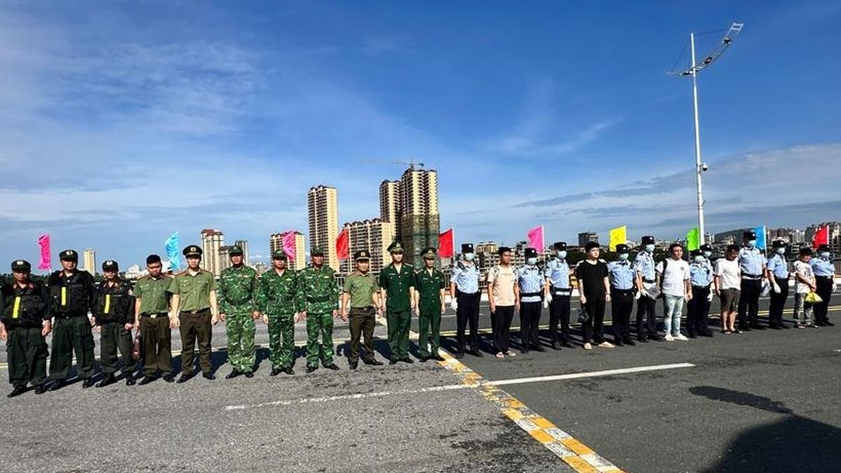 Trao trả 5 công dân Trung Quốc nhập cảnh trái phép - Báo Bảo Vệ Pháp Luật