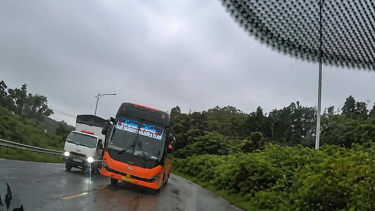 Đắk Lắk: Xử lý tài xế xe khách vượt ẩu trên đường Hồ Chí Minh - Báo Xây Dựng