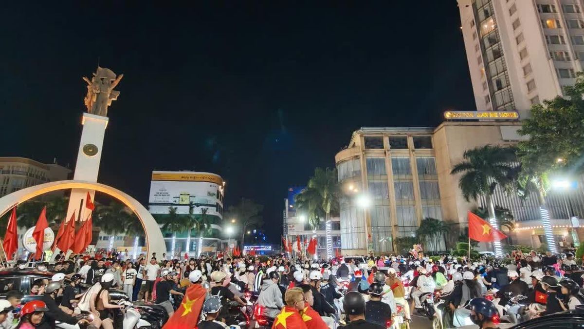 Muôn kiểu 'đi bão' của người dân Đắk Lắk mừng Việt Nam vô địch - Báo Giáo Dục & Thời Đại