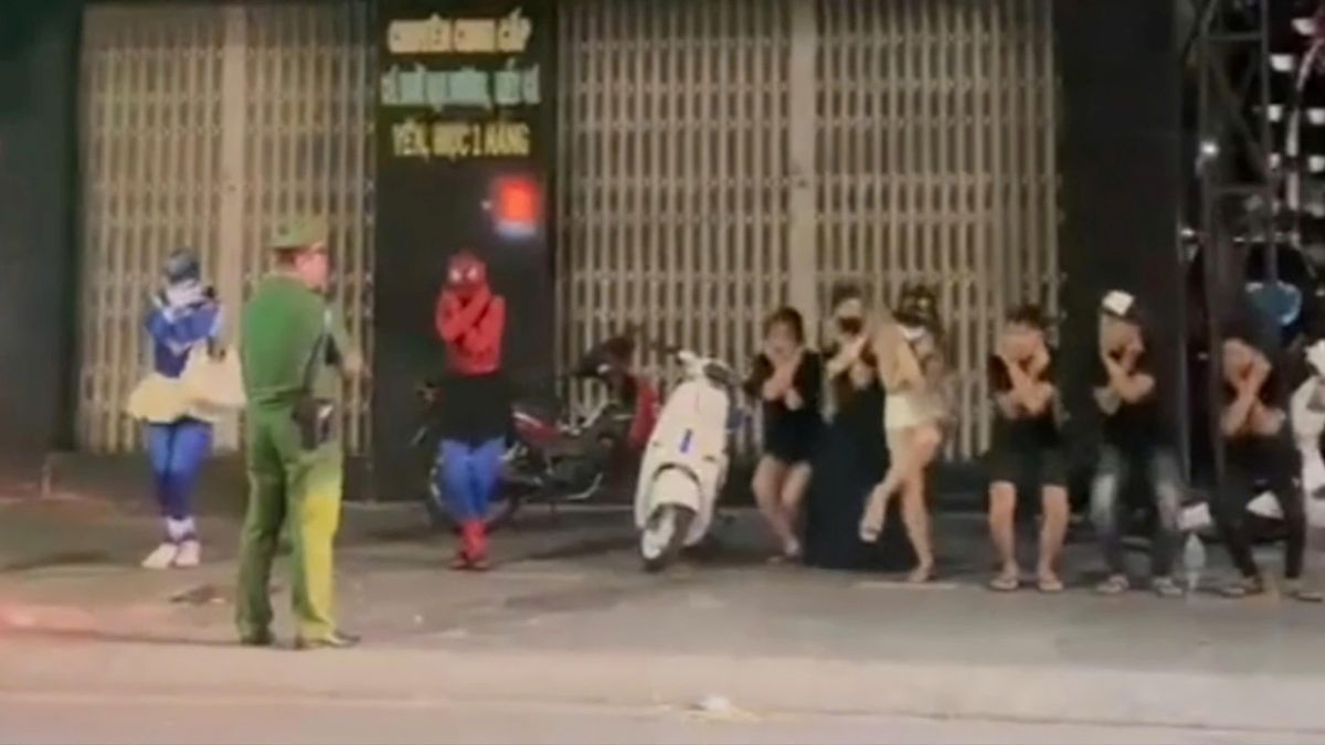 Nhóm thiếu niên 'đi bão' không đội mũ bảo hiểm, cảnh sát phạt 'thụt dầu' tại chỗ - Báo VTC News