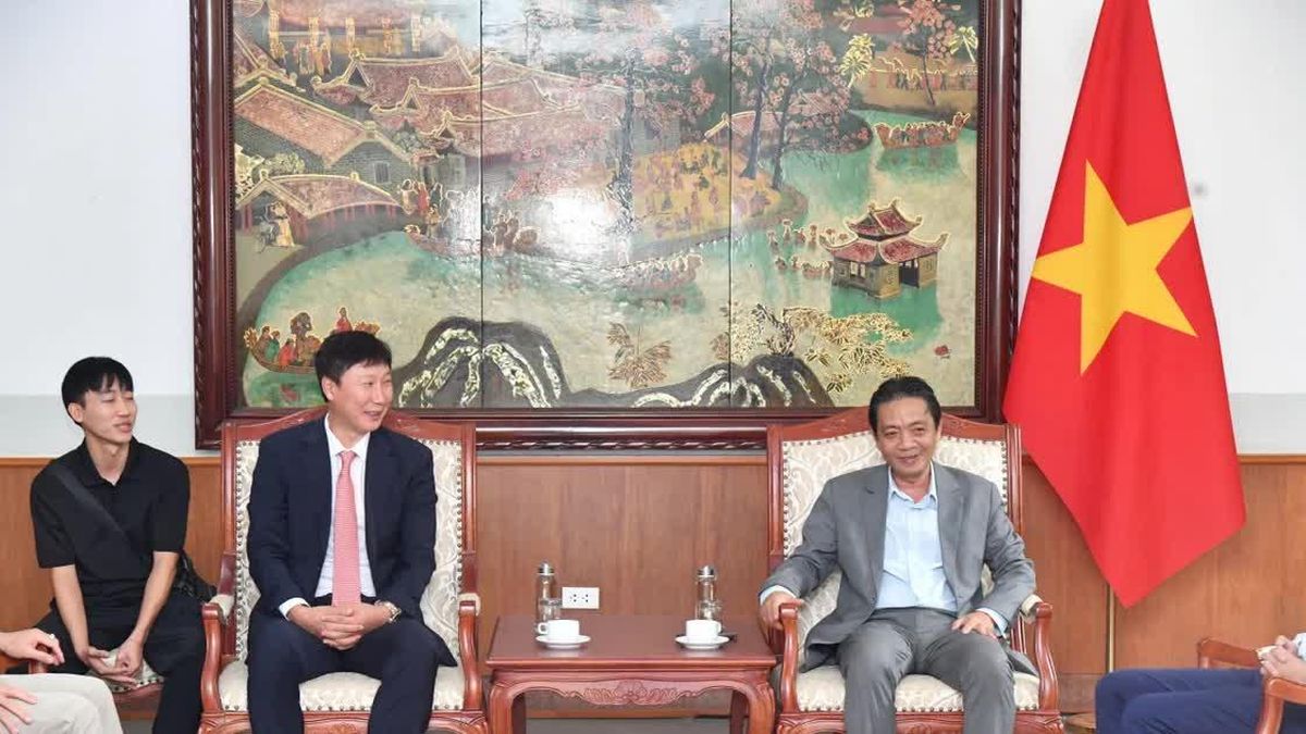 Thủ tướng L&ecirc; Minh Hưng trao qu&agrave;, động vi&ecirc;n đội tuyển Việt Nam sau chức v&ocirc; địch Đ&ocirc;ng Nam &Aacute;
