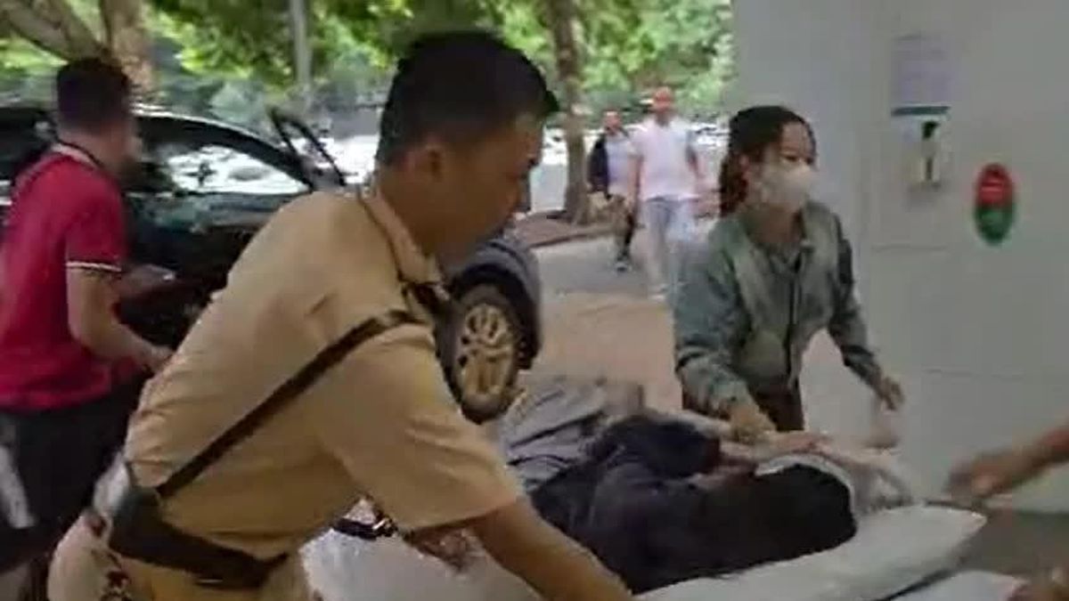 Cảnh sát giao thông hỗ trợ đưa thai phụ bị băng huyết đi cấp cứu kịp thời - Báo Công An Nhân Dân