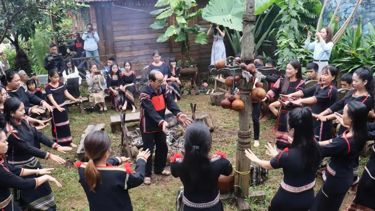 Bài 2: Mạnh dạn đổi mới, đi trước vì cuộc sống tốt đẹp hơn cho nhân dân - Báo Nhân Dân