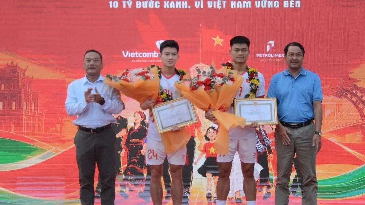 Hai cầu thủ Đắk Lắk được vinh danh sau kỳ tích ASEAN Cup - Báo Tiền Phong
