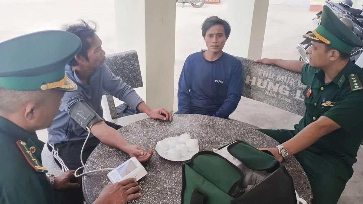 Ngư dân Đắk Lắk cứu 4 ngư dân Gia Lai gặp nạn trên biển - Báo Gia Lai